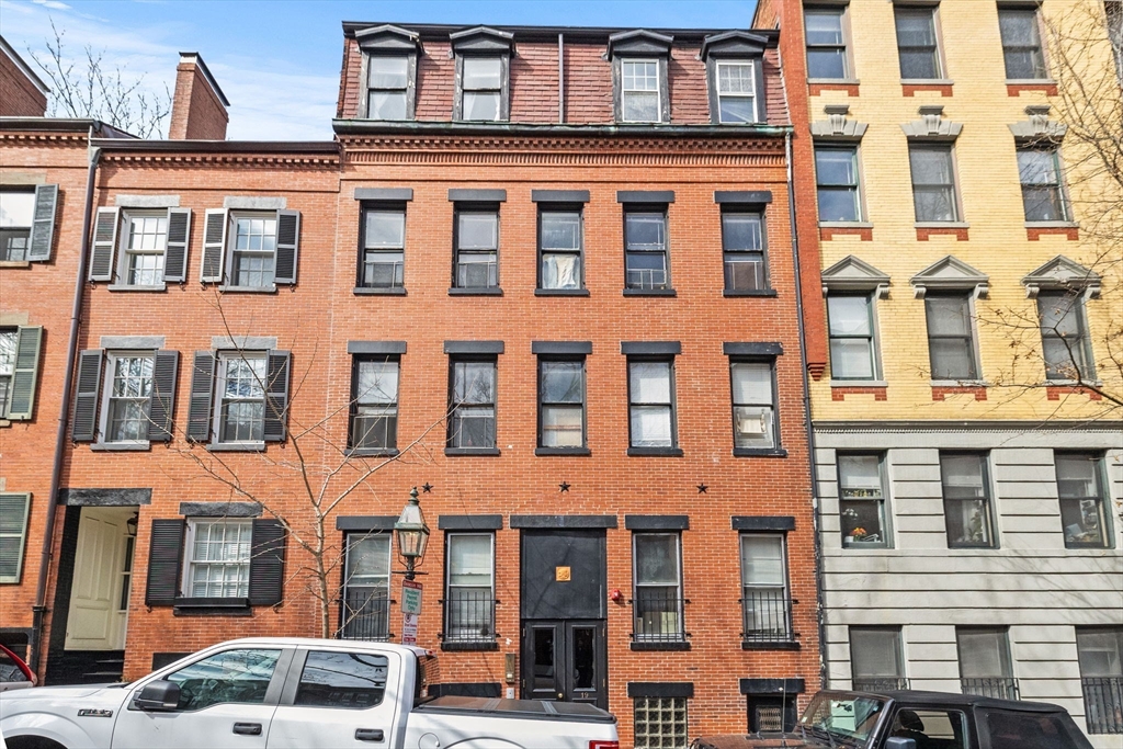 19 South Russell Street, Boston, Massachusetts, 4 Bedrooms Bedrooms, 13 Rooms Rooms,9 BathroomsBathrooms,Residential Income,For Sale,South Russell Street,73516020