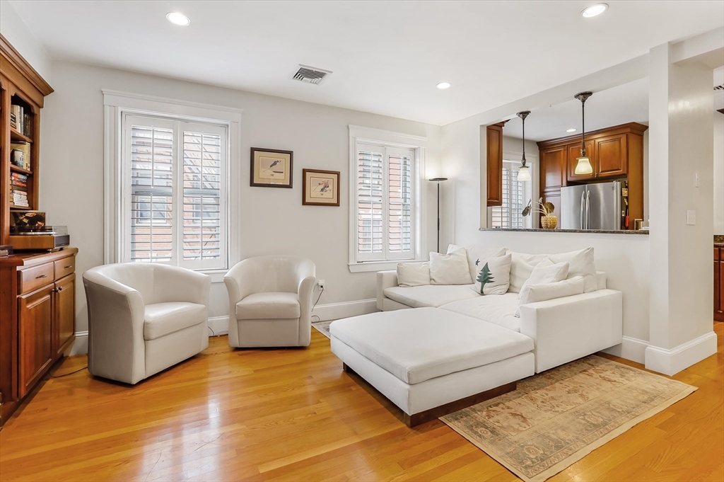 130 Myrtle St, Boston, Massachusetts, 2 Bedrooms Bedrooms, 5 Rooms Rooms,2 BathroomsBathrooms,Residential Lease,For Rent,Myrtle St,73516106