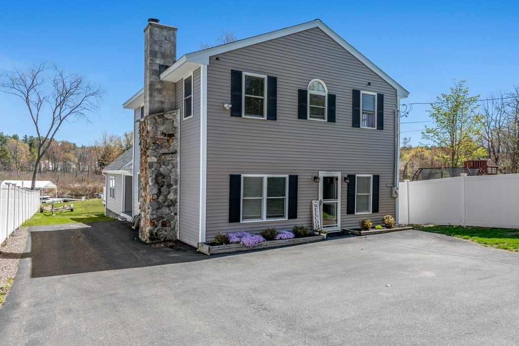 651 Nashua Rd, Dracut, Massachusetts, 3 Bedrooms Bedrooms, 8 Rooms Rooms,2.5 BathroomsBathrooms,Residential,For Sale,Nashua Rd,73516084