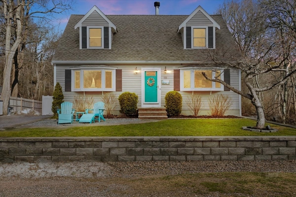 111 Pinecrest Beach Dr, Falmouth, Massachusetts, 2 Bedrooms Bedrooms, 7 Rooms Rooms,2.5 BathroomsBathrooms,Residential,For Sale,Pinecrest Beach Dr,73486019