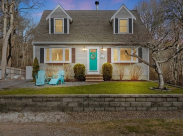 111 Pinecrest Beach Dr, Falmouth, Massachusetts, 2 Bedrooms Bedrooms, 7 Rooms Rooms,2.5 BathroomsBathrooms,Residential,For Sale,Pinecrest Beach Dr,73486019