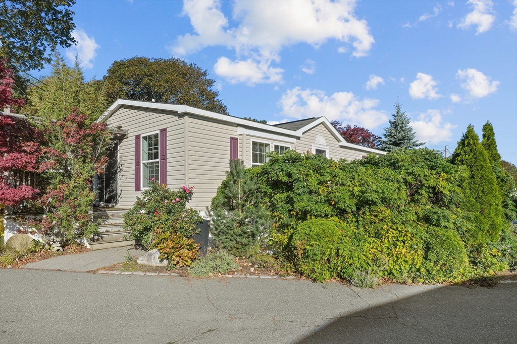 252 Newbury, Peabody, Massachusetts, 2 Bedrooms Bedrooms, 4 Rooms Rooms,1 BathroomBathrooms,Residential,For Sale,Newbury,73445310