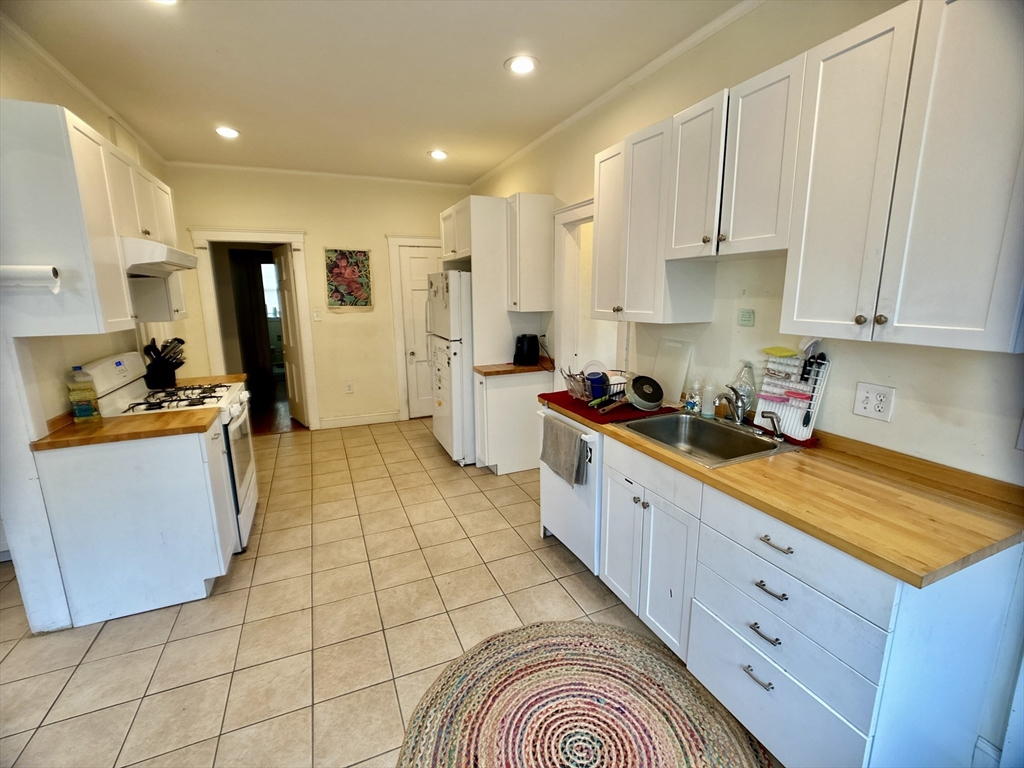 476 Jamaicaway, Boston, Massachusetts, 5 Bedrooms Bedrooms, 9 Rooms Rooms,2.5 BathroomsBathrooms,Residential Lease,For Rent,Jamaicaway,73516134