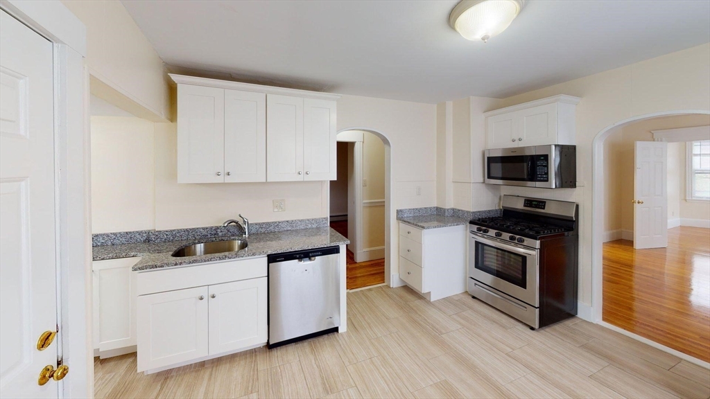 122 Gladstone Street, Boston, Massachusetts, 3 Bedrooms Bedrooms, 6 Rooms Rooms,1 BathroomBathrooms,Residential Lease,For Rent,Gladstone Street,73516315