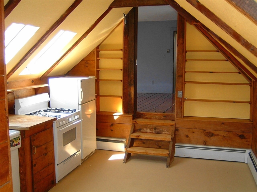 128 Pleasant St, Marblehead, Massachusetts, 2 Bedrooms Bedrooms, 4 Rooms Rooms,1 BathroomBathrooms,Residential Lease,For Rent,Pleasant St,73516330