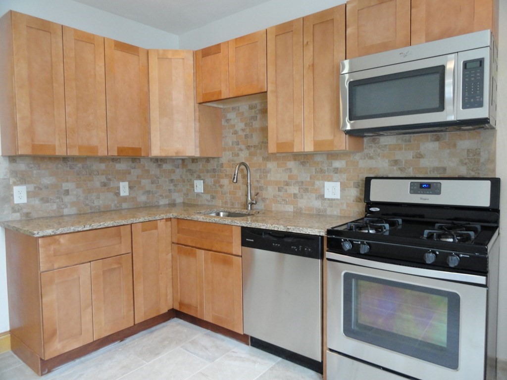 39 Paris Street, Medford, Massachusetts, 3 Bedrooms Bedrooms, 5 Rooms Rooms,1 BathroomBathrooms,Residential Lease,For Rent,Paris Street,73516196
