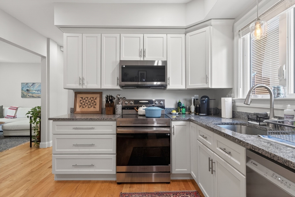 17 Chelmsford St, Boston, Massachusetts, 3 Bedrooms Bedrooms, 6 Rooms Rooms,1 BathroomBathrooms,Residential Lease,For Rent,Chelmsford St,73516245