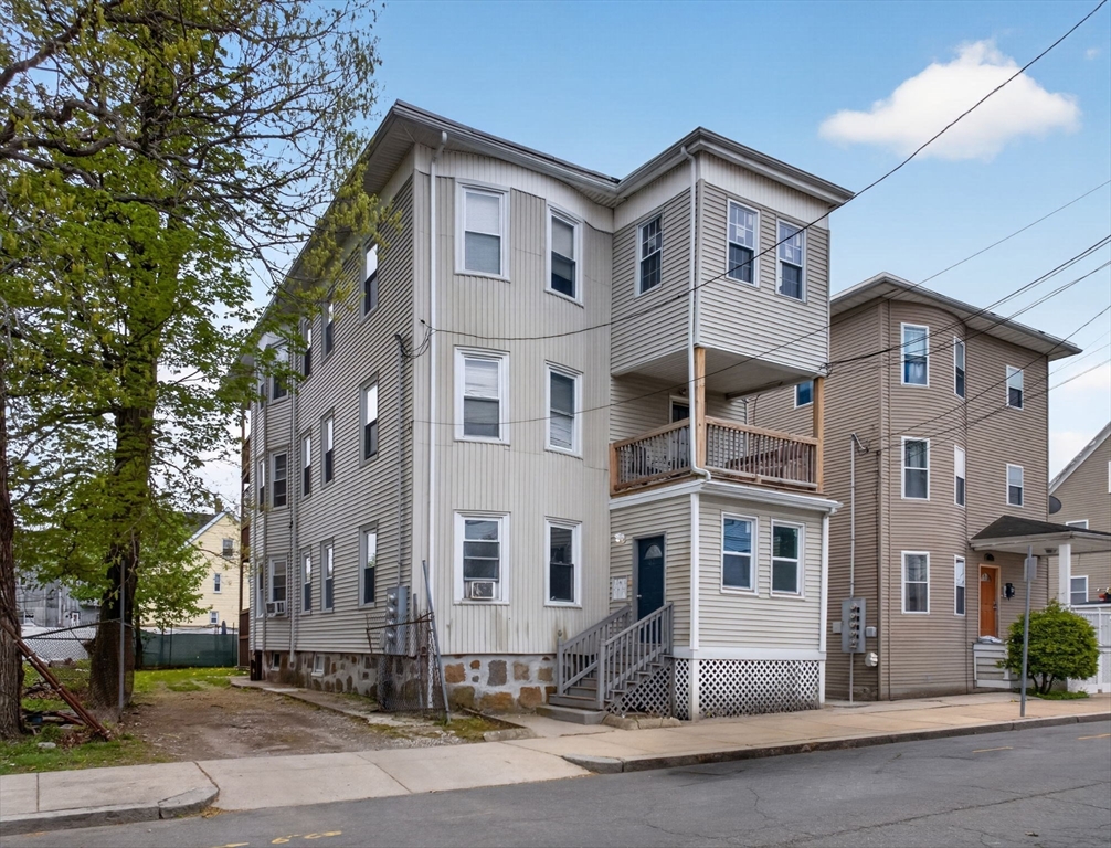 32 Callender St, Boston, Massachusetts, 9 Bedrooms Bedrooms, 18 Rooms Rooms,3 BathroomsBathrooms,Residential Income,For Sale,Callender St,73516266