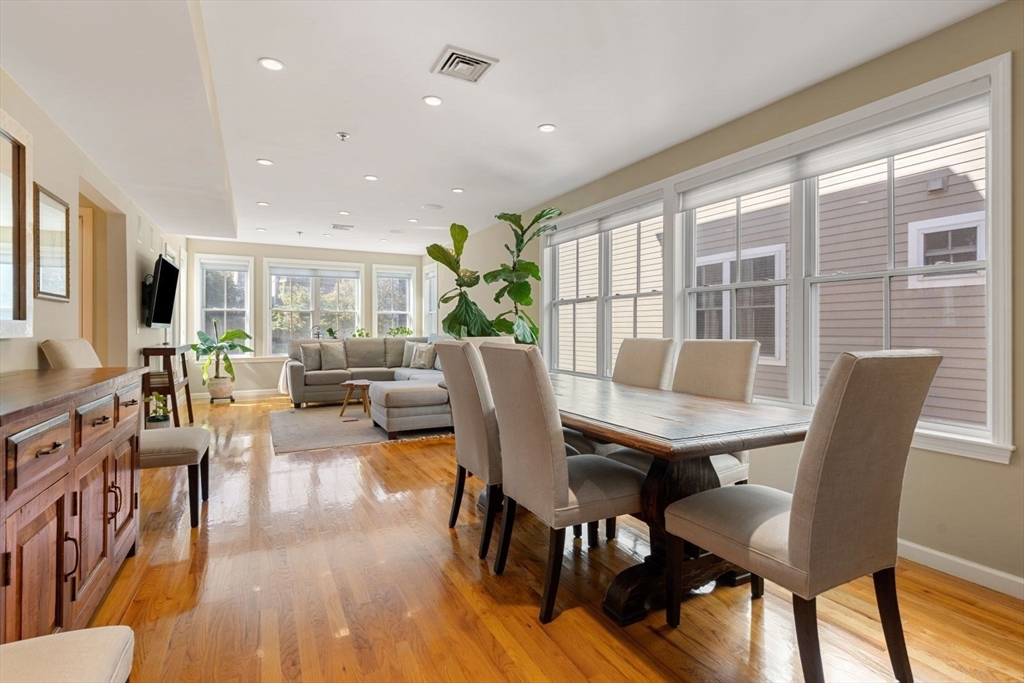 26 Forbes St, Boston, Massachusetts, 2 Bedrooms Bedrooms, 4 Rooms Rooms,2 BathroomsBathrooms,Residential,For Sale,Forbes St,73516257