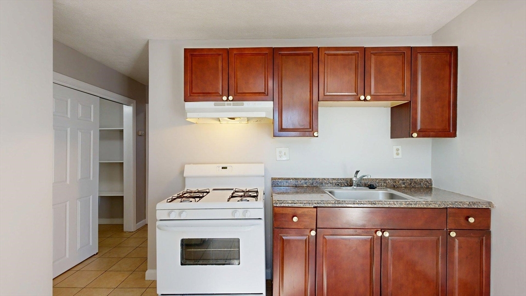 163-165 Hichborn Street, Revere, Massachusetts, 2 Bedrooms Bedrooms, 4 Rooms Rooms,1 BathroomBathrooms,Residential Lease,For Rent,Hichborn Street,73516368