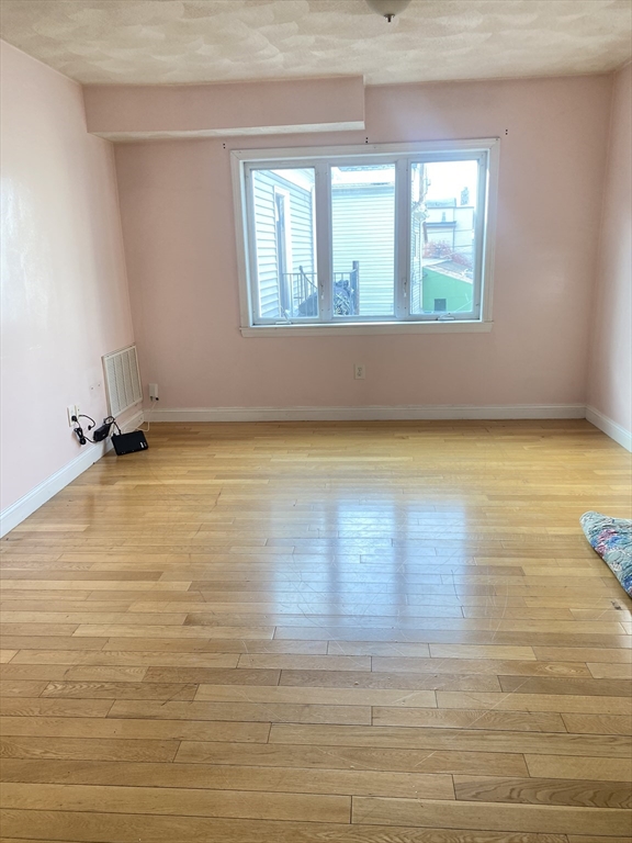 321 Essex St, Lynn, Massachusetts, 2 Bedrooms Bedrooms, 5 Rooms Rooms,1 BathroomBathrooms,Residential Lease,For Rent,Essex St,73516388