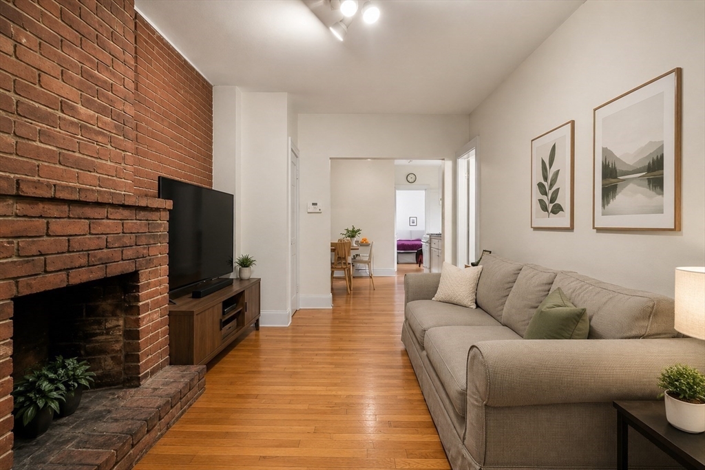 130 Myrtle St, Boston, Massachusetts, 2 Bedrooms Bedrooms, 5 Rooms Rooms,1 BathroomBathrooms,Residential Lease,For Rent,Myrtle St,73516743