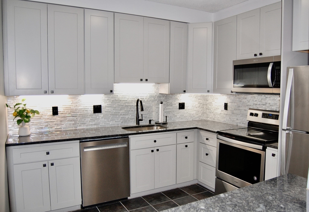 200 Cove Way, Quincy, Massachusetts, 1 Bedroom Bedrooms, 4 Rooms Rooms,1 BathroomBathrooms,Residential,For Sale,Cove Way,73516354