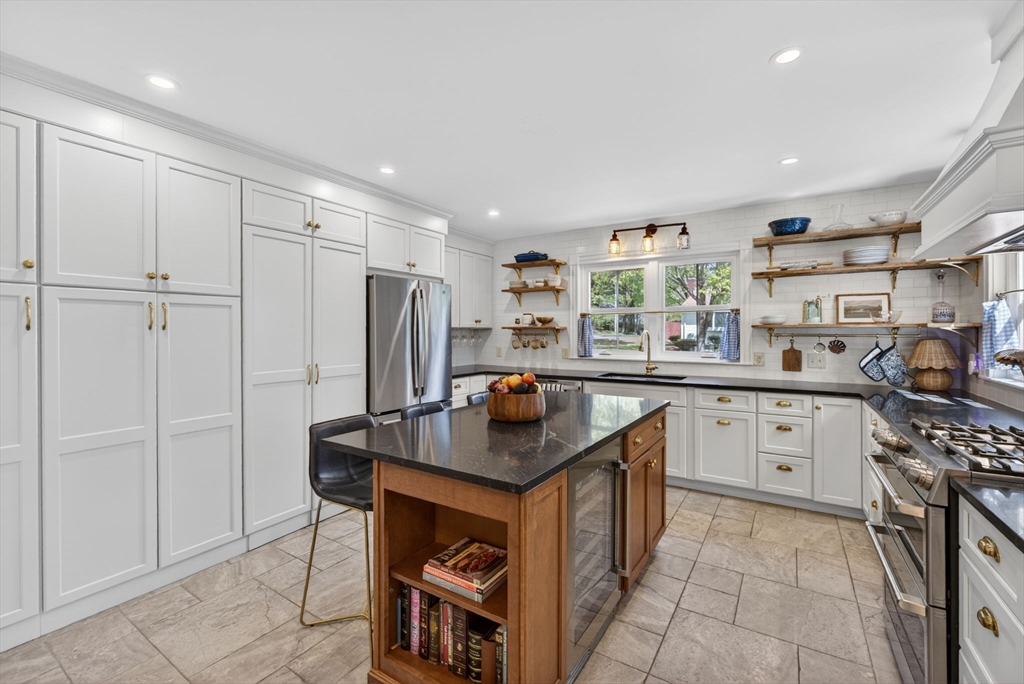 269 Green St, Stoneham, Massachusetts, 4 Bedrooms Bedrooms, 8 Rooms Rooms,2.5 BathroomsBathrooms,Residential,For Sale,Green St,73516748