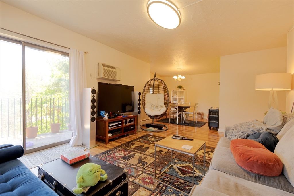 16 Winter St, Waltham, Massachusetts, 2 Bedrooms Bedrooms, 4 Rooms Rooms,2 BathroomsBathrooms,Residential Lease,For Rent,Winter St,73516557