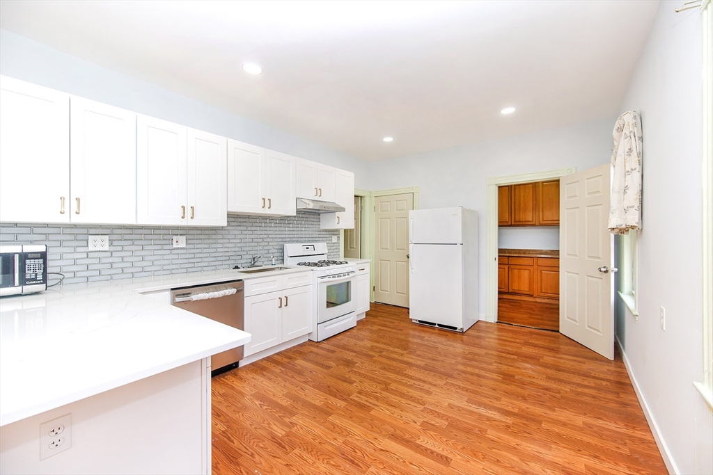 21 Hawthorne, Somerville, Massachusetts, 3 Bedrooms Bedrooms, 5 Rooms Rooms,1 BathroomBathrooms,Residential Lease,For Rent,Hawthorne,73516455