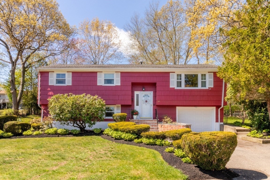 89 Fernandez Cir, Randolph, Massachusetts, 4 Bedrooms Bedrooms, 10 Rooms Rooms,2 BathroomsBathrooms,Residential,For Sale,Fernandez Cir,73516608