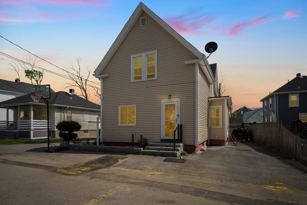 44 Glen Ave, Brockton, Massachusetts, 2 Bedrooms Bedrooms, 4 Rooms Rooms,1 BathroomBathrooms,Residential Lease,For Rent,Glen Ave,73516486