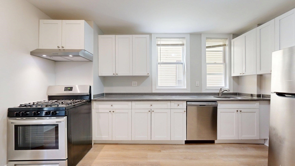 205 Chelsea Street, Boston, Massachusetts, 4 Bedrooms Bedrooms, 8 Rooms Rooms,1 BathroomBathrooms,Residential Lease,For Rent,Chelsea Street,73516498