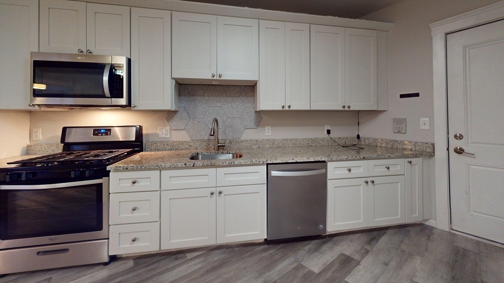 108-110 Meridian Street, Boston, Massachusetts, 3 Bedrooms Bedrooms, 6 Rooms Rooms,1 BathroomBathrooms,Residential Lease,For Rent,Meridian Street,73516503