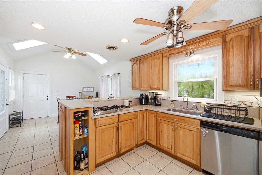 616 Cooley St, Springfield, Massachusetts, 3 Bedrooms Bedrooms, 6 Rooms Rooms,1.5 BathroomsBathrooms,Residential,For Sale,Cooley St,73516659