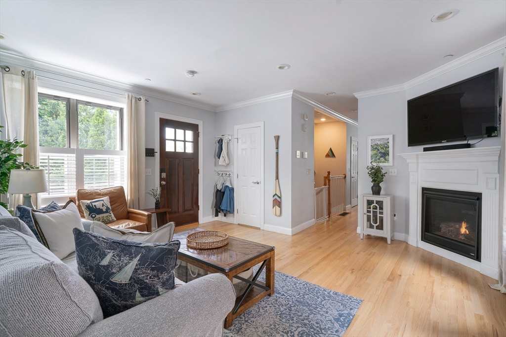 35 Rutherford Ave, Boston, Massachusetts, 3 Bedrooms Bedrooms, 7 Rooms Rooms,2.5 BathroomsBathrooms,Residential,For Sale,Rutherford Ave,73516511