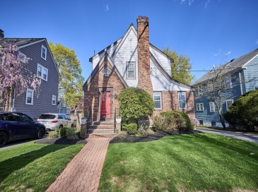 291 Russett Rd, Brookline, Massachusetts, 3 Bedrooms Bedrooms, 9 Rooms Rooms,3 BathroomsBathrooms,Residential,For Sale,Russett Rd,73516707