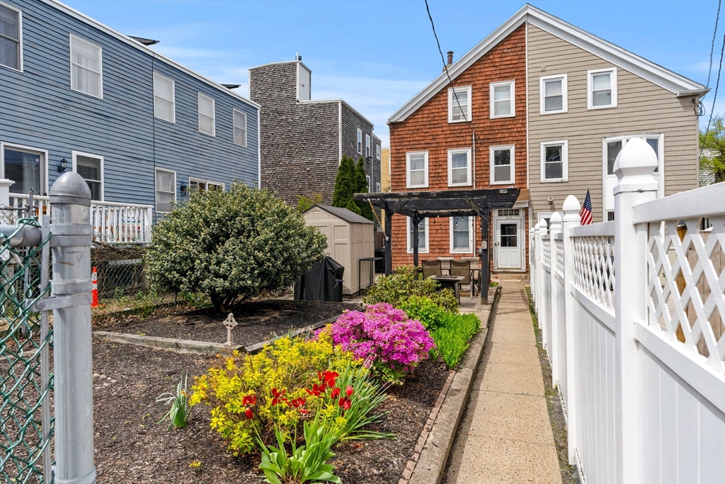 652 E 2nd St, Boston, Massachusetts, 3 Bedrooms Bedrooms, 9 Rooms Rooms,2.5 BathroomsBathrooms,Residential Income,For Sale,E 2nd St,73516725
