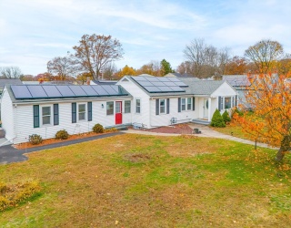 35 Woodbine Street, Attleboro, Massachusetts, 3 Bedrooms Bedrooms, 9 Rooms Rooms,2 BathroomsBathrooms,Residential,For Sale,Woodbine Street,73516657