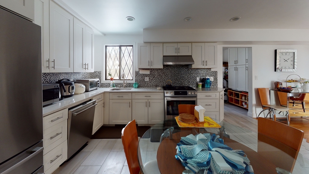 22-24 Broadlawn Park, Boston, Massachusetts, 4 Bedrooms Bedrooms, 7 Rooms Rooms,2.5 BathroomsBathrooms,Residential Lease,For Rent,Broadlawn Park,73516816