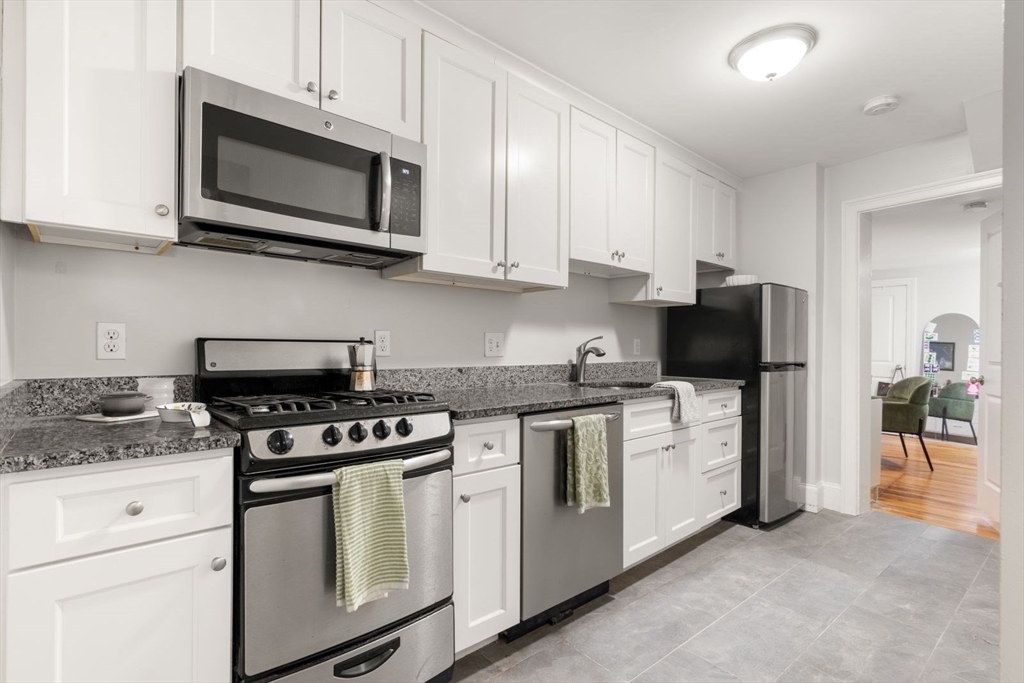 62 West Cedar St, Boston, Massachusetts, 2 Bedrooms Bedrooms, 4 Rooms Rooms,2 BathroomsBathrooms,Residential Lease,For Rent,West Cedar St,73516519