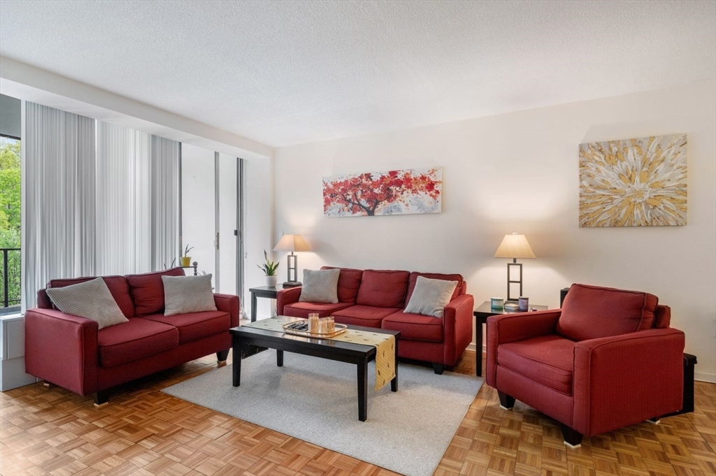 33 Pond Ave, Brookline, Massachusetts, 1 Bedroom Bedrooms, 3 Rooms Rooms,1 BathroomBathrooms,Residential Lease,For Rent,Pond Ave,73516815