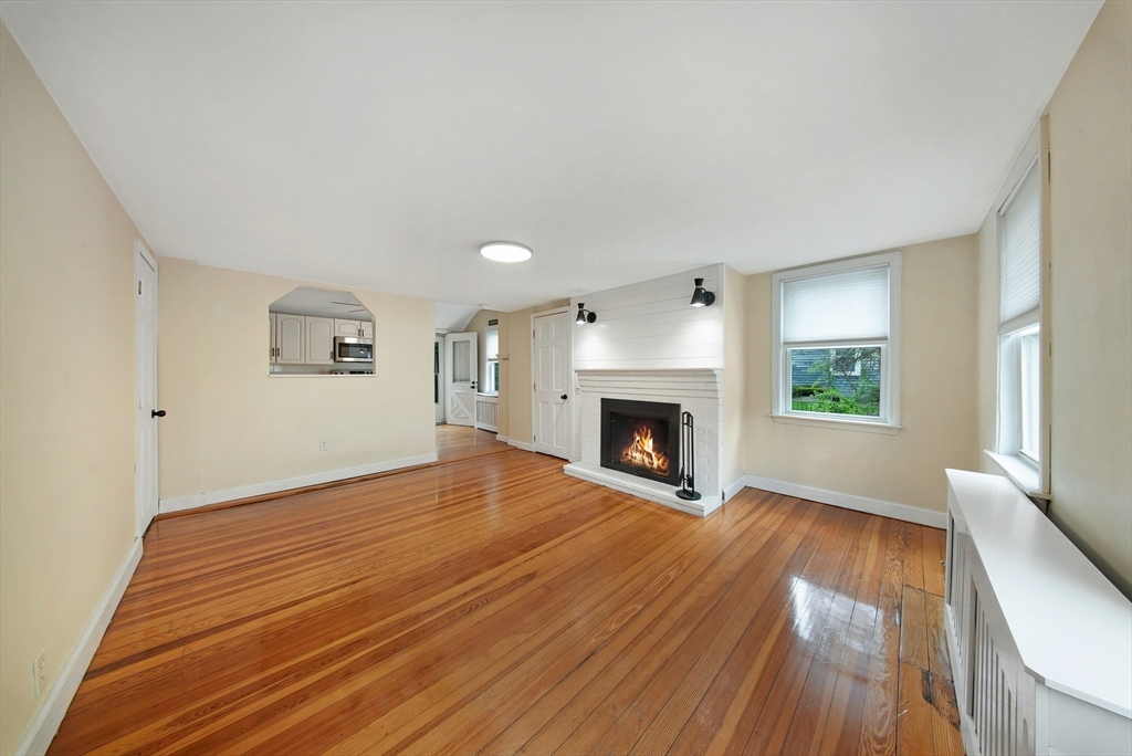 39 Cross St, Quincy, Massachusetts, 2 Bedrooms Bedrooms, 4 Rooms Rooms,2 BathroomsBathrooms,Residential Lease,For Rent,Cross St,73516811