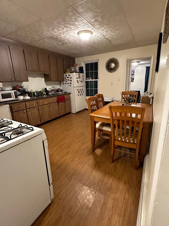 206 Paris St, Boston, Massachusetts, 2 Bedrooms Bedrooms, 3 Rooms Rooms,1 BathroomBathrooms,Residential Lease,For Rent,Paris St,73516786
