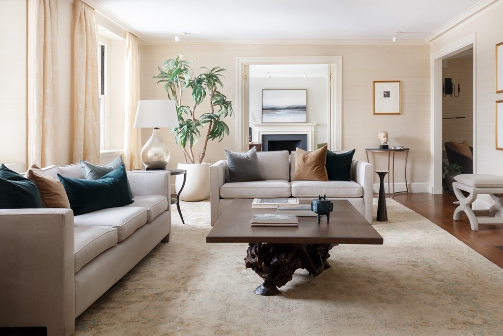 172 Beacon Street, Boston, Massachusetts, 4 Bedrooms Bedrooms, 7 Rooms Rooms,3.5 BathroomsBathrooms,Residential,For Sale,Beacon Street,73483040