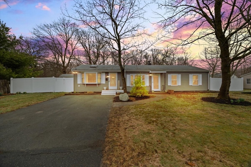 27 Hogg Memorial Dr, Whitman, Massachusetts, 2 Bedrooms Bedrooms, 5 Rooms Rooms,1 BathroomBathrooms,Residential,For Sale,Hogg Memorial Dr,73500369