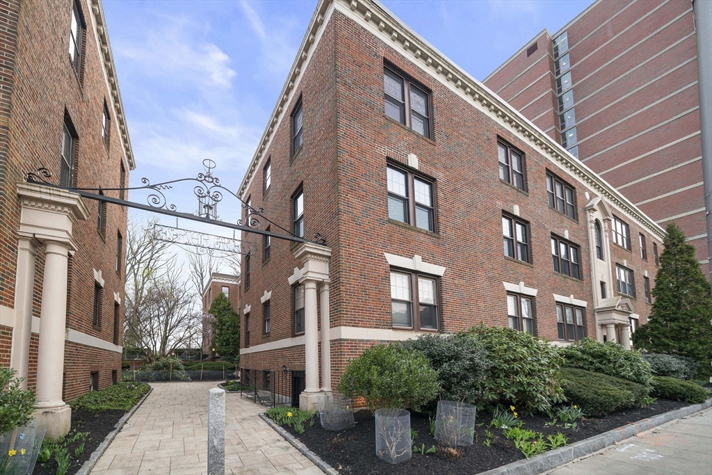 1986 Commonwealth, Boston, Massachusetts, 2 Bedrooms Bedrooms, 4 Rooms Rooms,1 BathroomBathrooms,Residential,For Sale,Commonwealth,73504721
