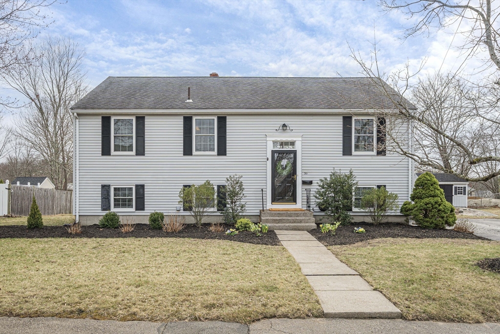 30 Donna Rd, Weymouth, Massachusetts, 4 Bedrooms Bedrooms, 7 Rooms Rooms,2 BathroomsBathrooms,Residential,For Sale,Donna Rd,73494148
