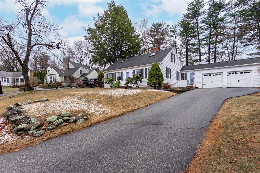 19 Homestead Rd, Lynnfield, Massachusetts, 4 Bedrooms Bedrooms, 9 Rooms Rooms,2 BathroomsBathrooms,Residential,For Sale,Homestead Rd,73501564