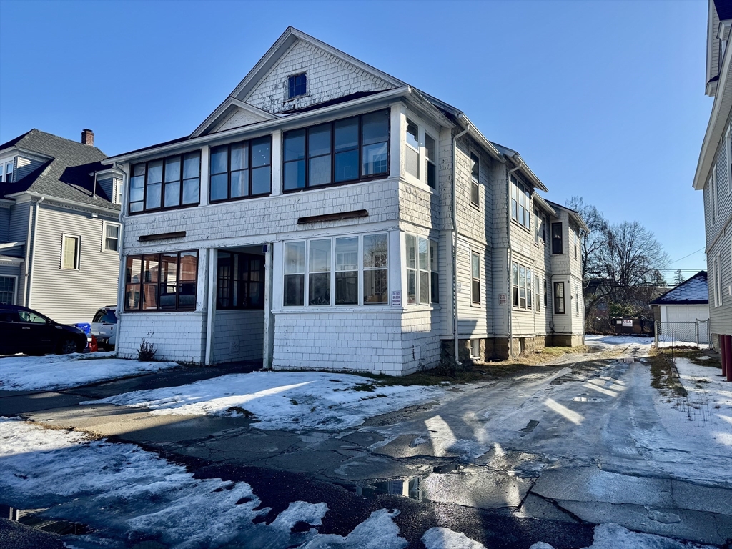 21 Bloomfield St, Springfield, Massachusetts, 9 Bedrooms Bedrooms, 18 Rooms Rooms,4 BathroomsBathrooms,Residential Income,For Sale,Bloomfield St,73470862