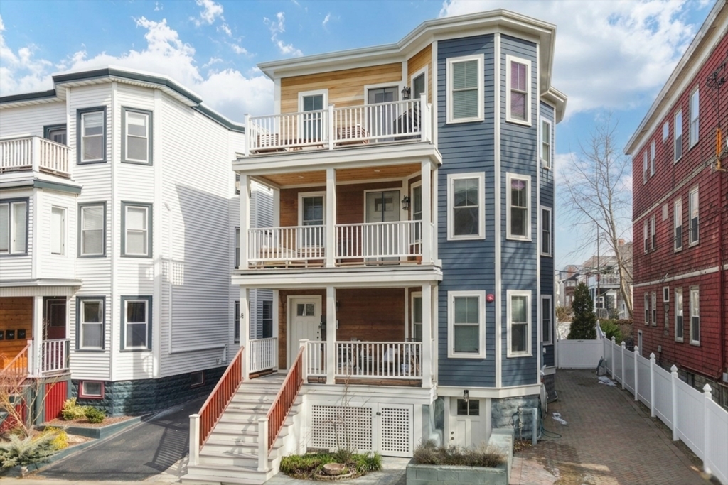 81 Conwell Ave, Somerville, Massachusetts, 2 Bedrooms Bedrooms, 4 Rooms Rooms,2 BathroomsBathrooms,Residential,For Sale,Conwell Ave,73516909
