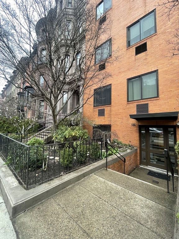 186 Beacon Street, Boston, Massachusetts, 2 Rooms Rooms,1 BathroomBathrooms,Residential Lease,For Rent,Beacon Street,73516905