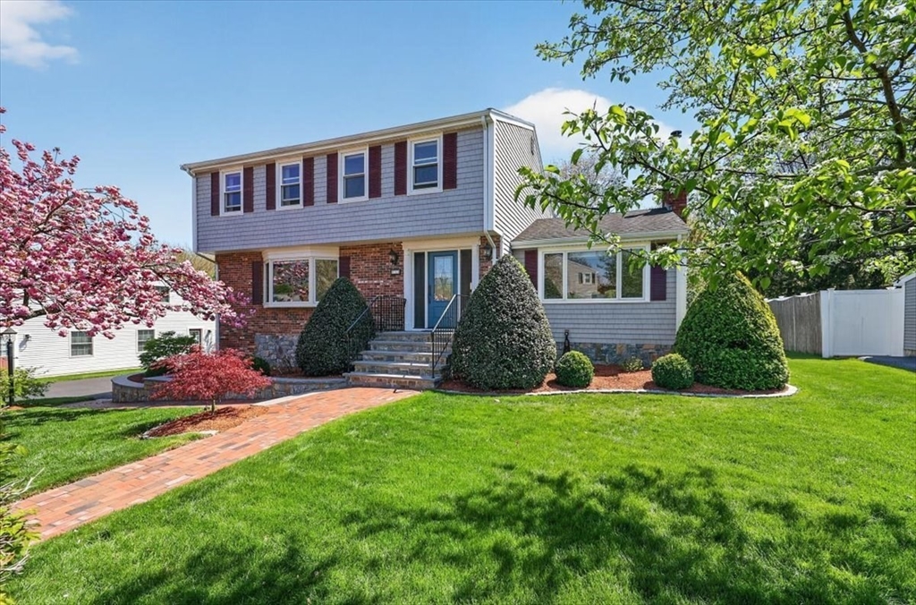 111 Barstow Dr, Braintree, Massachusetts, 4 Bedrooms Bedrooms, 9 Rooms Rooms,2.5 BathroomsBathrooms,Residential,For Sale,Barstow Dr,73516938