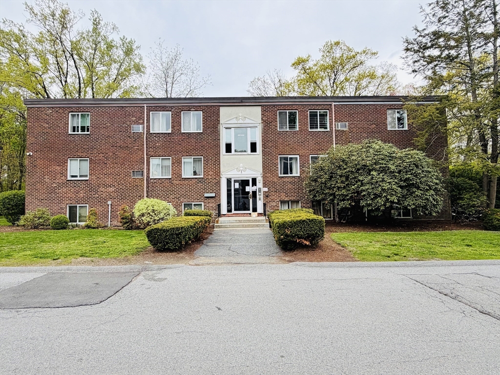 1 Universal St, Framingham, Massachusetts, 2 Bedrooms Bedrooms, 4 Rooms Rooms,1 BathroomBathrooms,Residential,For Sale,Universal St,73516889