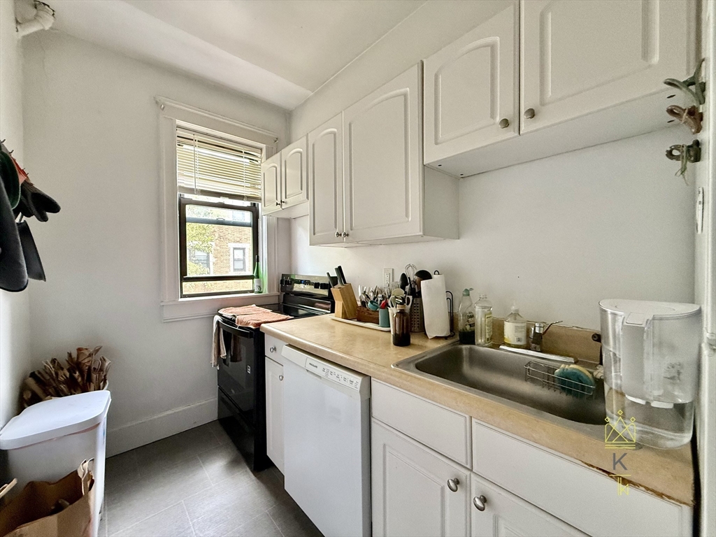126 Babcock St, Brookline, Massachusetts, 3 Bedrooms Bedrooms, 6 Rooms Rooms,1 BathroomBathrooms,Residential Lease,For Rent,Babcock St,73516900