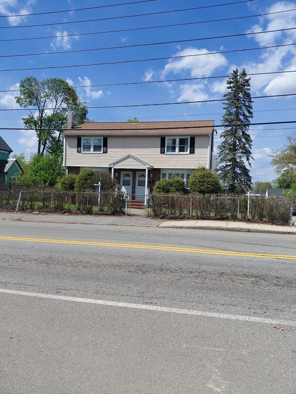 627-629 Westford St, Lowell, Massachusetts, 4 Bedrooms Bedrooms, 8 Rooms Rooms,2 BathroomsBathrooms,Residential Income,For Sale,Westford St,73517014