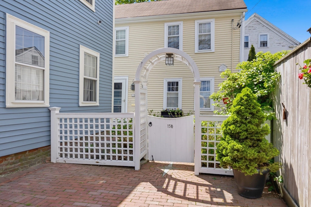 15 1/2 River Street, Salem, Massachusetts, 2 Bedrooms Bedrooms, 6 Rooms Rooms,1.5 BathroomsBathrooms,Residential,For Sale,River Street,73517083