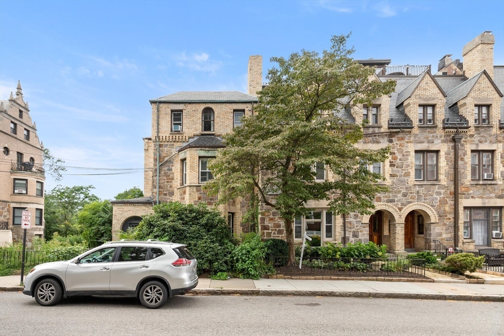 350 Tappan St, Brookline, Massachusetts, 2 Bedrooms Bedrooms, 5 Rooms Rooms,2 BathroomsBathrooms,Residential,For Sale,Tappan St,73517035