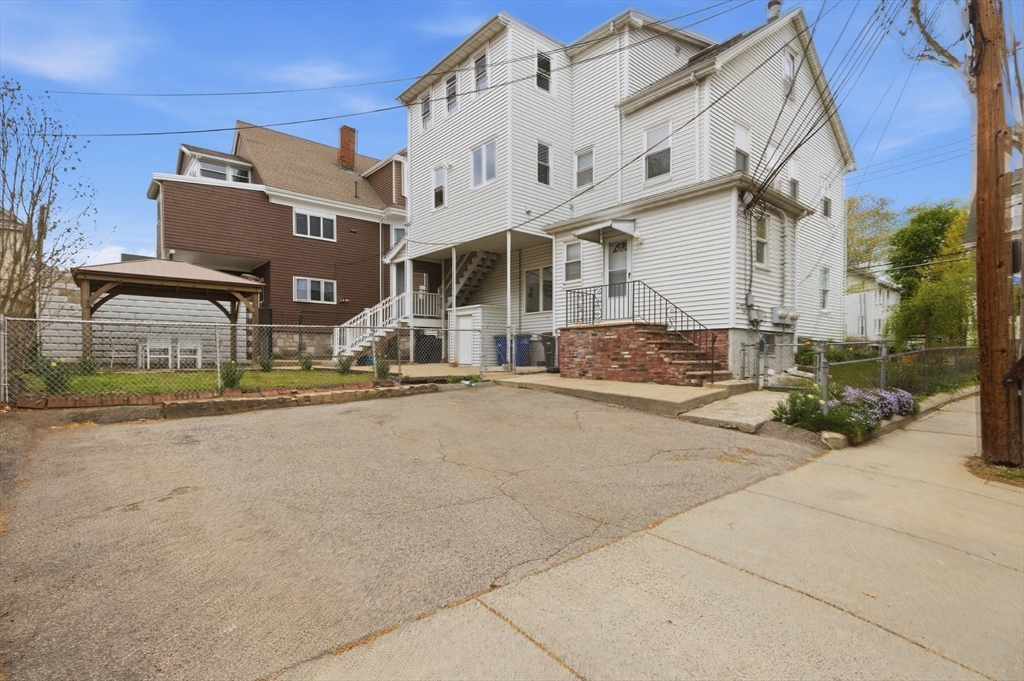 126-130 Summer Street, Somerville, Massachusetts, 13 Bedrooms Bedrooms, 33 Rooms Rooms,7 BathroomsBathrooms,Residential Income,For Sale,Summer Street,73517041