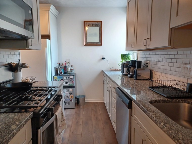 10 Jamaicaway, Boston, Massachusetts, 2 Bedrooms Bedrooms, 4 Rooms Rooms,1 BathroomBathrooms,Residential Lease,For Rent,Jamaicaway,73517109